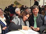 Christine Reimer beim Eintrag ins Goldene Buch (©Foto: Martin Schmitz)